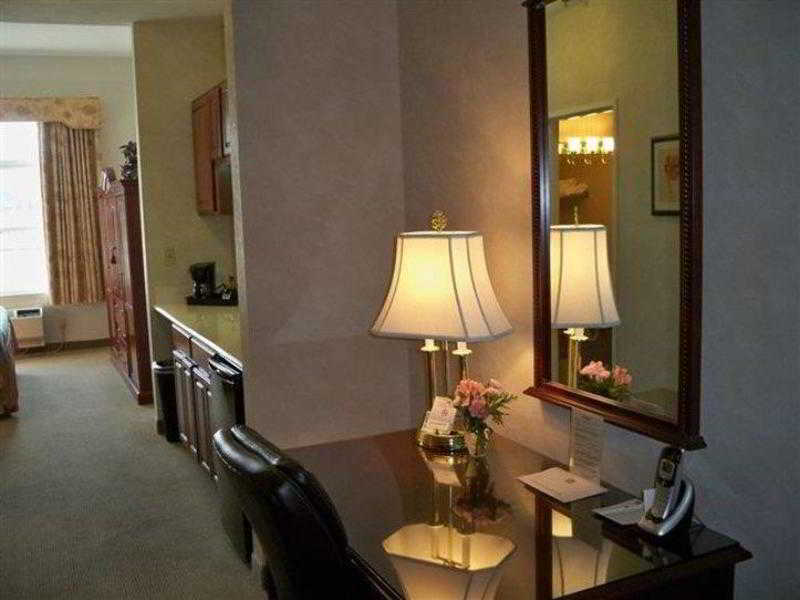 Best Western Plus Mentor-Cleveland Northeast Room photo